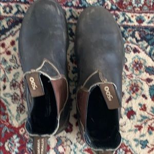 Size 9 Blundstones.